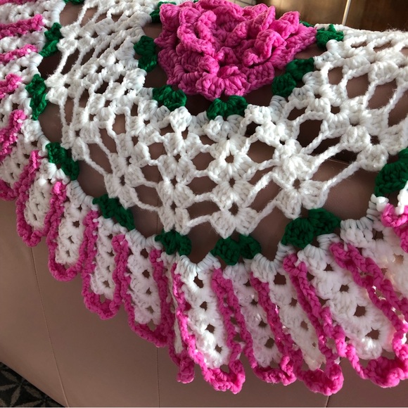 70's XL Floral Needlework Doilie - Couch Protector - Antimacassar - Home Decor - Picture 9 of 9